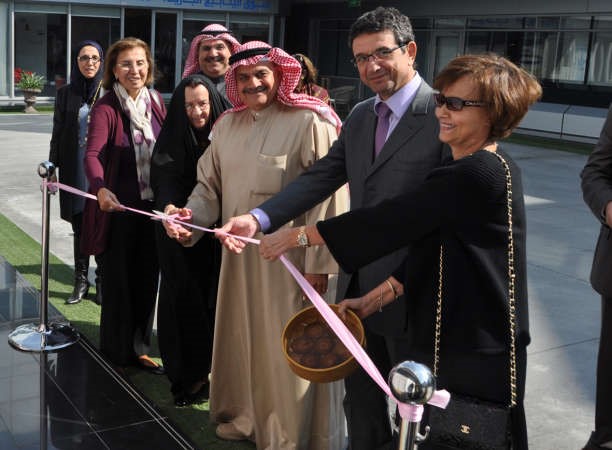 فيصل المطوع ودلبيبة تميم خلال افتتاح المقر بمنطقة الشويخ