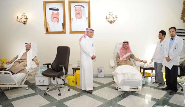 الشيخ ثامر الجابر الاحمد يتبرع بدمه خلال تدشين الحملة في مقر سفارتنابالرياض 