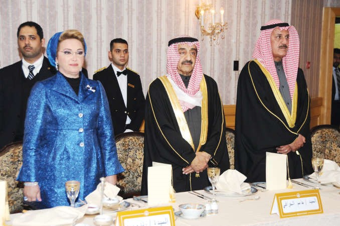 الخرافي متوسطا الوزير السابق بدر الحميضي والسيدة رندة بري