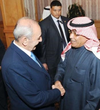 بري مصافحا نائب رئيس التحرير الزميل عدنان الراشد 