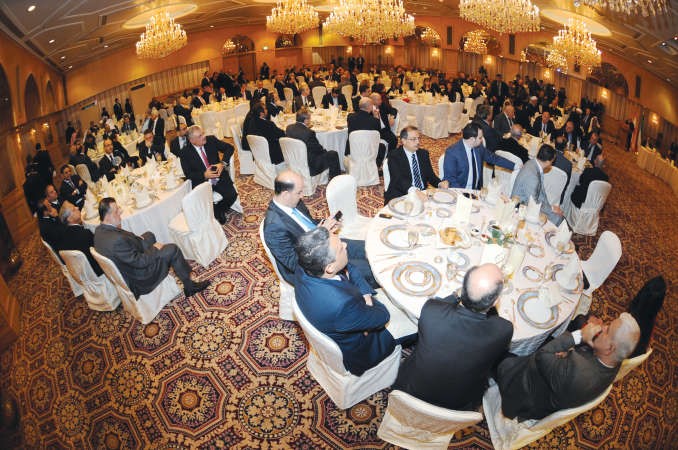 المدعوون خلال حفل العشاء