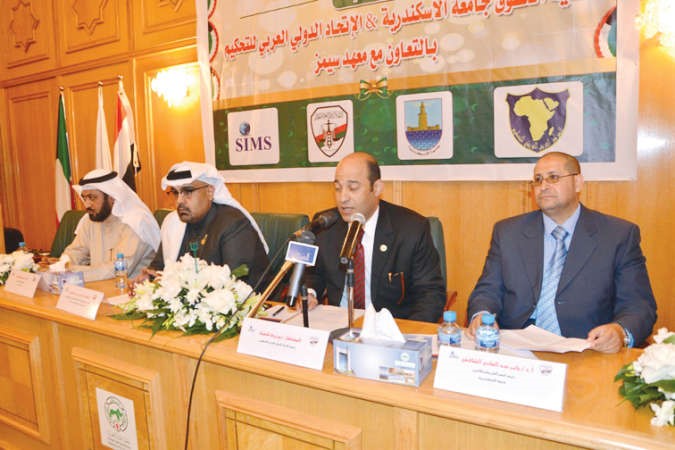 مبروك شعوط متوسطا المتحدثين خلال مؤتمر التحكيم الدولي الاول