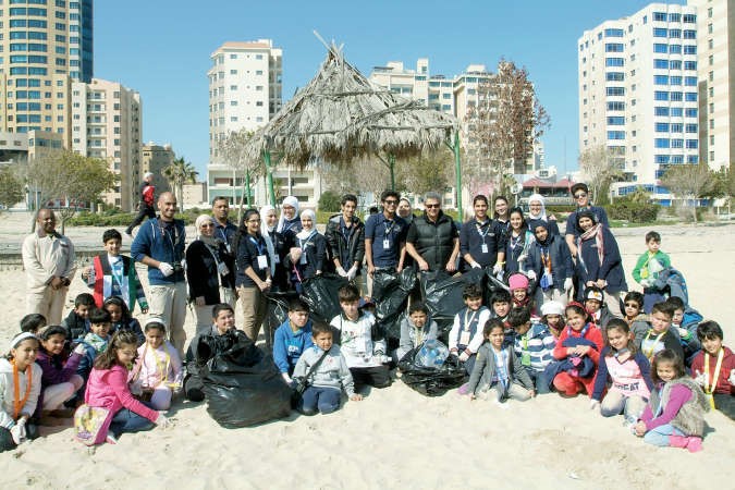 مجبل المطوع وعدد من موظفي المركز العلمي يتوسطون الاطفال المشاركين