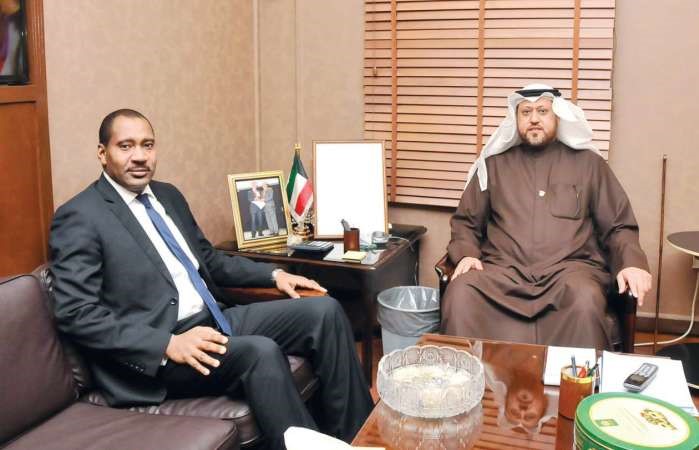 عبد الرحمن العون اثناء لقائه السفير التشادي علي احمد اغبش