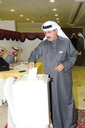 احد المحامين يدلي بصوته﻿