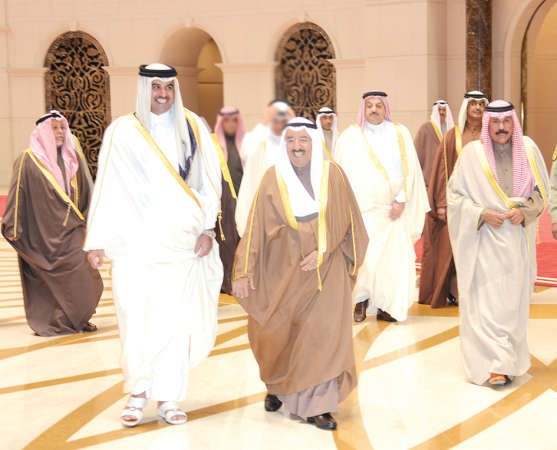 صاحب السمو الامير الشيخ صباح الاحمد مستقبلا صاحب السمو الشيختميم بن حمد بن خليفة بحضور سمو ولي العهد الشيخ نواف الاحمد