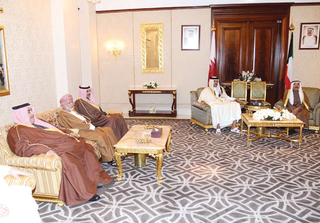 صاحب السمو الامير وصاحب السمو الشيخ تميم بن حمد والشيخ صباح الخالد ويوسف بن علوي والشيخ خالد بن احمد ال خليفة