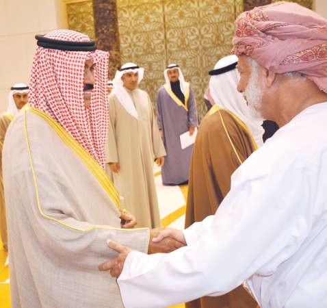سمو ولي العهد الشيخ نواف الاحمد مصافحا يوسف بن علوي