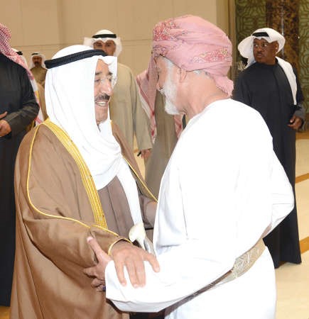 صاحب السمو مصافحا يوسف بن علوي 