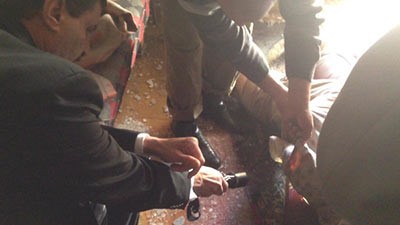 المباحث المصرية تعاين غرفة النوم وبدت دماء على الشرشف