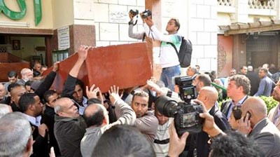 بالفيديو والصور... إنهيار داليا البحيري في جنازة طليقها