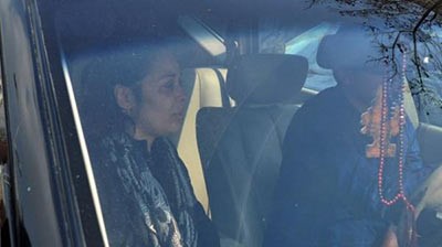بالفيديو والصور... إنهيار داليا البحيري في جنازة طليقها