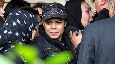 بالفيديو والصور... إنهيار داليا البحيري في جنازة طليقها