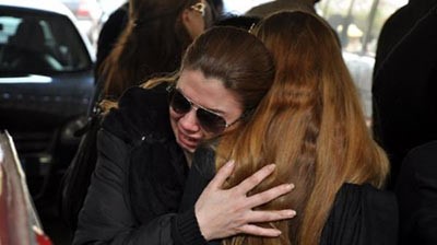 بالفيديو والصور... إنهيار داليا البحيري في جنازة طليقها