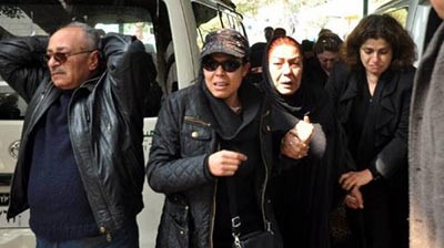 بالفيديو والصور... إنهيار داليا البحيري في جنازة طليقها