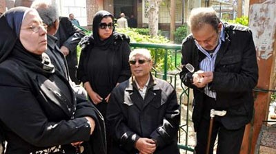 بالفيديو والصور... إنهيار داليا البحيري في جنازة طليقها
