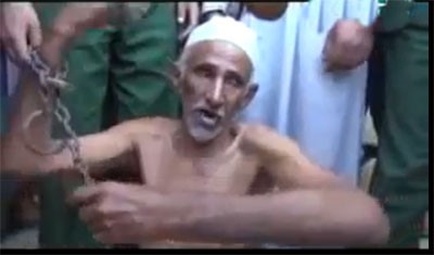 بالفيديو.. قصة عقوق عجيبة.. 4 أبناء يقيدون والدهم بالسلاسل ويسرقونه ويحاولون قتله