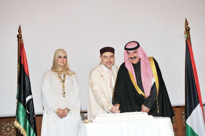 خالد الجارالله مشاركا السفير الليبي وحرمه قطع كيكة الحفل ﻿