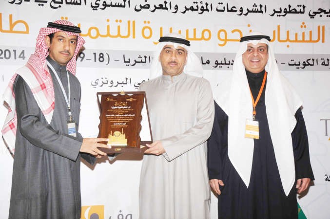 دفواز الحصينان مكرما ممثل الخطوط الجوية الكويتية