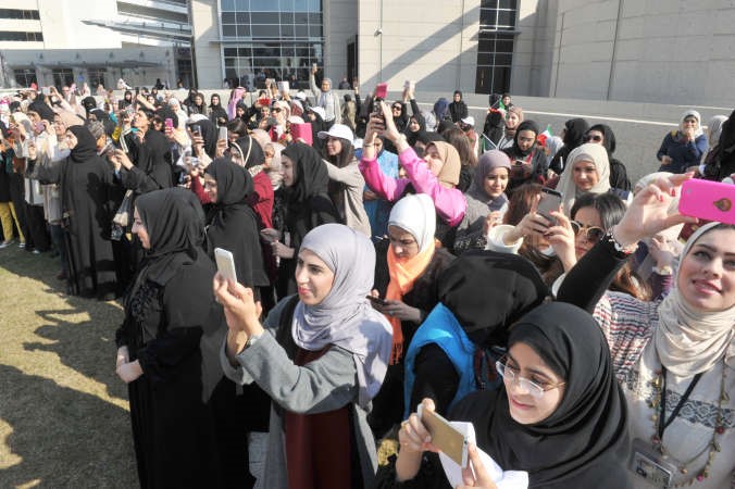 موظفات المؤسسة يتابعن الاحتفال