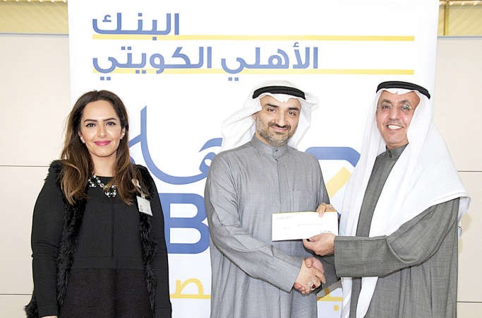 فوزي الثنيان يقدم شيك الرعاية الى احمد الكندري﻿
