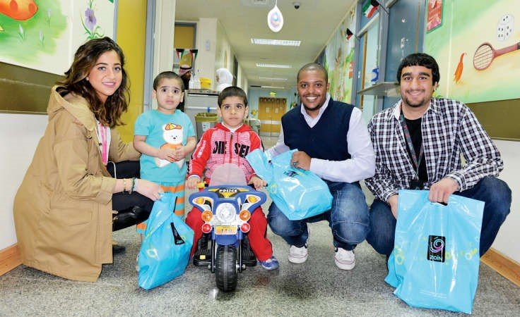 فريق زين خلال زيارته الاطفال بالمستشفيات
