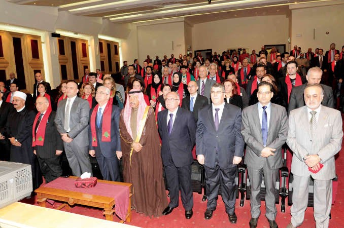 الحضور وقوفا﻿