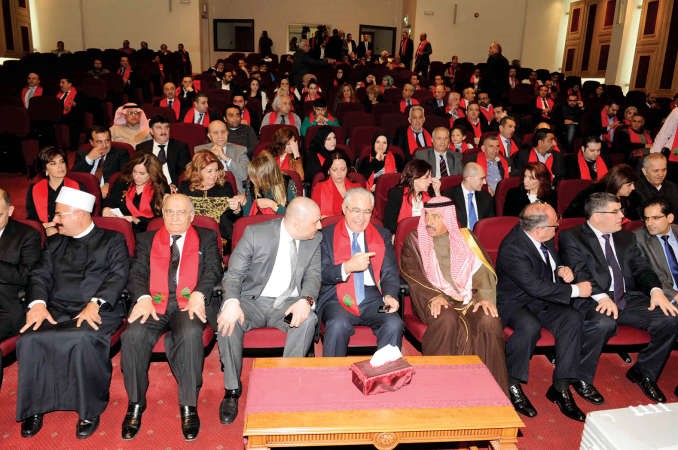 متابعة من الحضور لحفل تابين الشهيد رفيق الحريري﻿