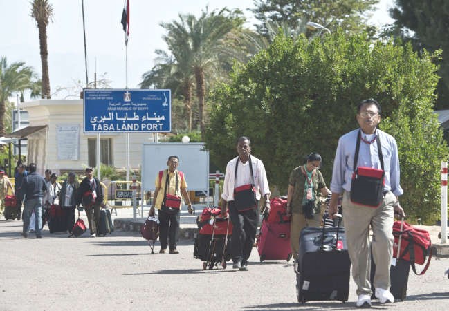 مجموعة سائحين من الهند يصلون الى مصر بعد عبور ميناء طابا امس افپ