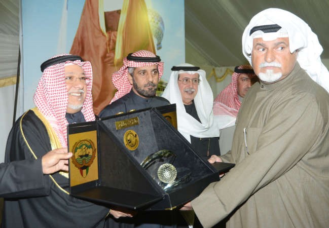 الشيخ علي الجراح مكرما احد الفائزين