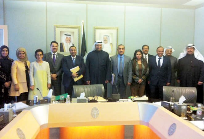 دعلي العبيدي يتوسط اعضاء اللجنة الوطنية لمكافحة الامراض المزمنة غير المعدية 