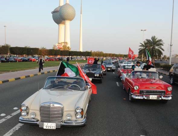 جانب من السيارات الكلاسيكية المشاركة في المسيرة ﻿
