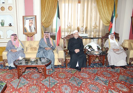 صاحب السمو الامير الشيخ صباح الاحمد وفضيلة الامام الاكبر شيخ الازهر الشريف داحمد الطيب خلال مادبة الغداء بحضور سمو ولي العهد الشيخ نواف الاحمد والشيخ مشعل الاحمد