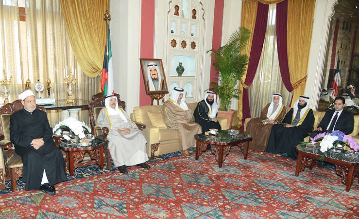صاحب السمو الامير خلال مادبة الغداء على شرف شيخ الازهر بحضور سمو رئيس الوزراء الشيخ جابر المبارك ودنايف العجمي ودخالد المذكور﻿