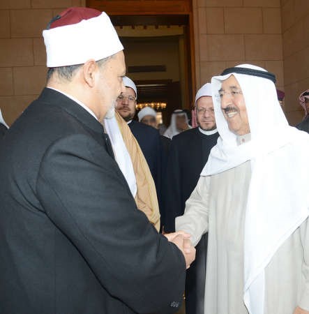 صاحب السمو الامير الشيخ صباح الاحمد مصافحا شيخ الازهر﻿