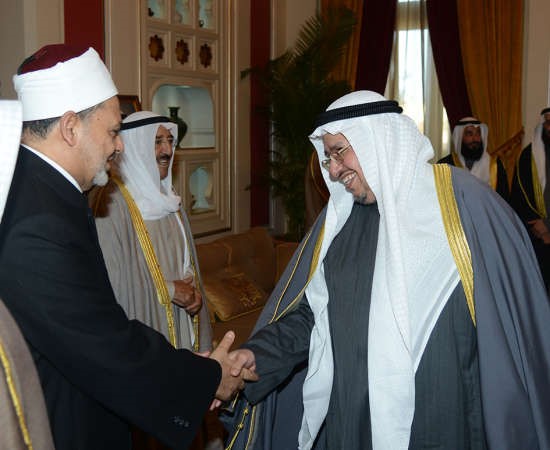 دعادل الفلاح مصافحا شيخ الازهر﻿