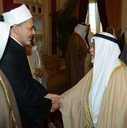 والمستشار راشد الحماد مصافحا الطيب﻿