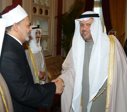داحمد الطيب مصافحا عبدالهادي الصالح﻿