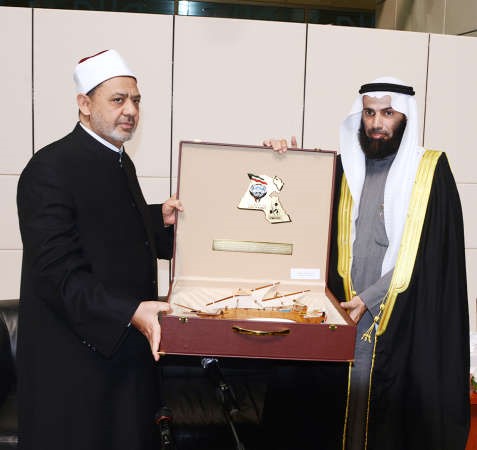 دنايف العجمي يقدم هدية تذكارية الى شيخ الازهر ﻿