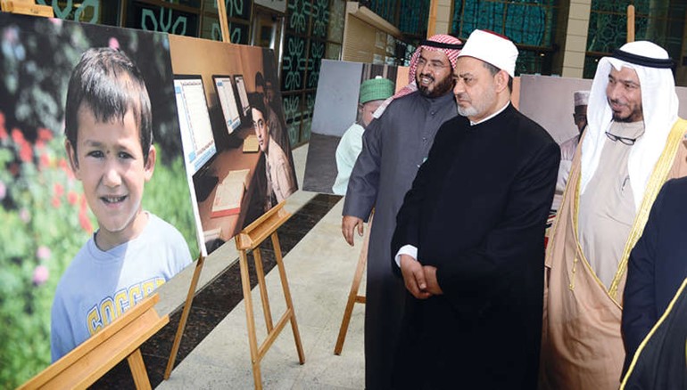 شيخ الازهر خلال جولة في بيت الزكاة﻿