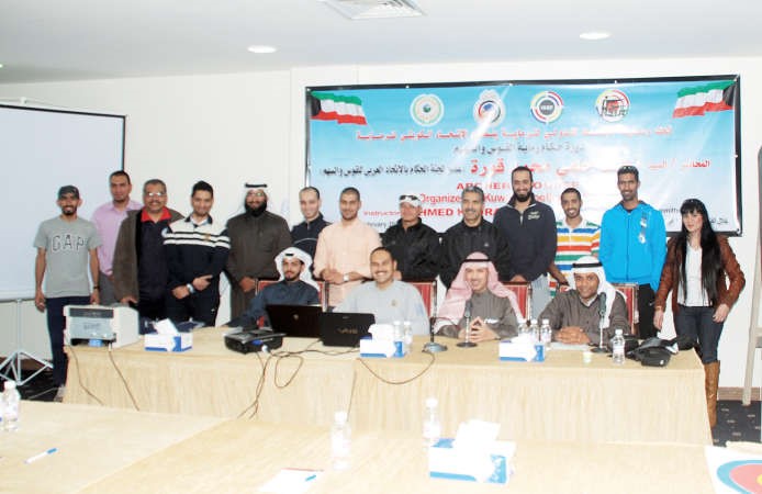 عبيد العصيمي يتوسط الحكام المشاركين في الدورة﻿
