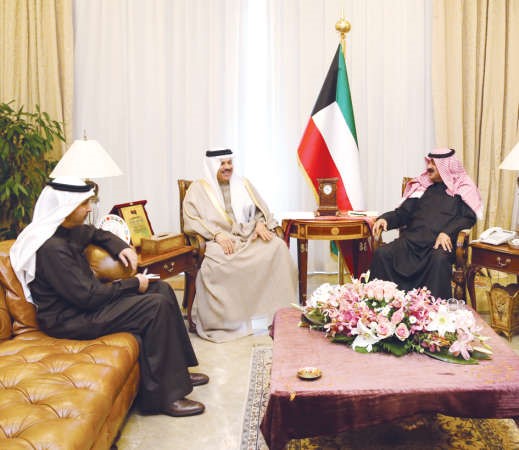 خالد الجارالله مستقبلا الامين العام لمجلس التعاون عبداللطيف الزياني 