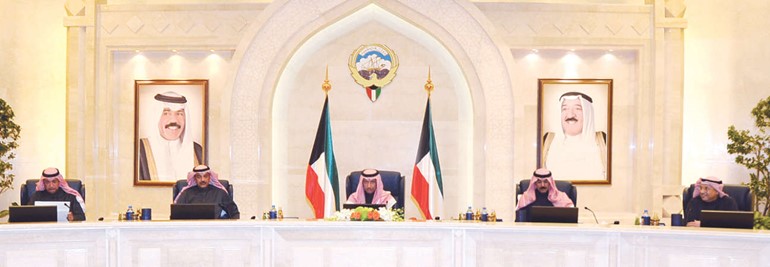 سمو رئيس مجلس الوزراء الشيخ جابر المبارك مترئسا اجتماع المجلس بحضور الشيخ صباح الخالد والشيخ محمد الخالد والشيخ خالد الجراح ودعبدالمحسن المدعج﻿