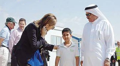 صورة: طفل سعودي يرفض وساطة وزيرة التنمية الاسبانية لتشجيع ريال مدريد