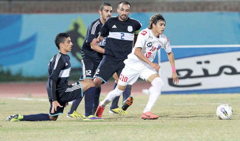 محترف الكويت روجيريو يمر من مدافعي اليرموك 	الازرقكوم﻿