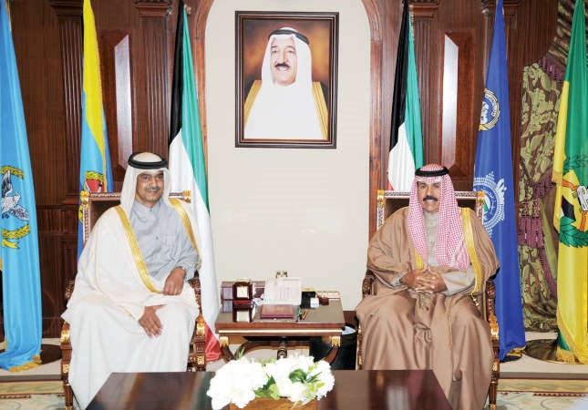 سمو ولي العهد الشيخ نواف الاحمد مستقبلا سفير قطر