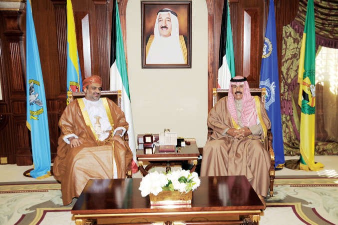 سمو ولي العهد خلال استقباله سفير سلطنة عمان