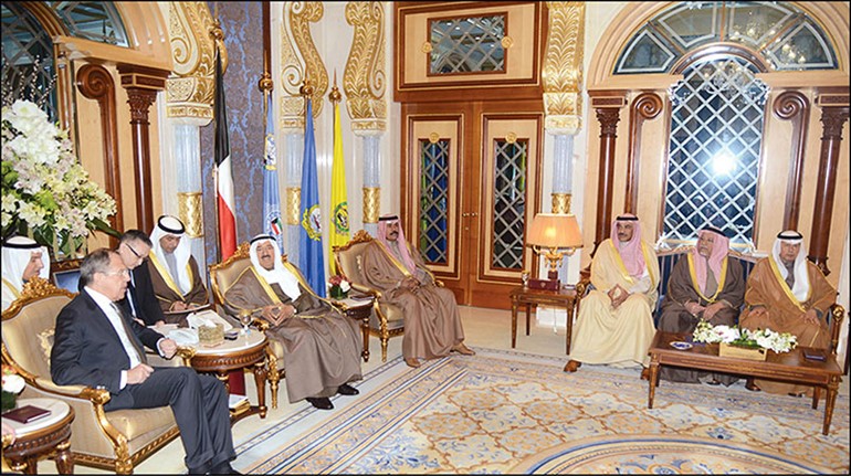 صاحب السمو الامير الشيخ صباح الاحمد مستقبلا وزير الخارجية الروسي سيرغي لارو بحضور سمو ولي العهد الشيخ نواف الاحمد والشيخ صباح الخالد والشيخ علي الجراح ومدير مكتب صاحب السمو السفير احمد فهد الفهد