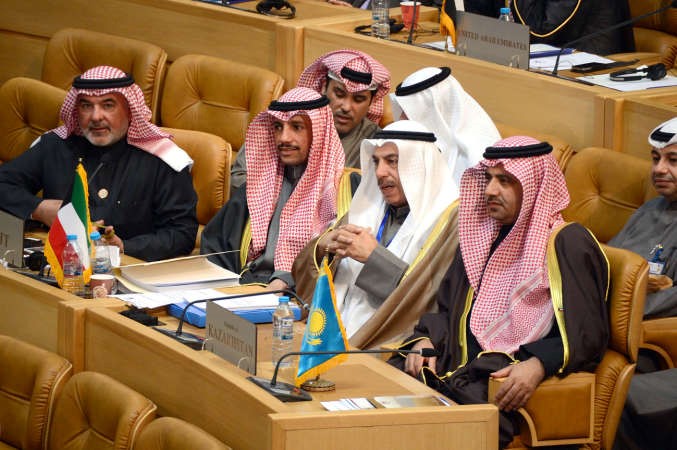 رئيس مجلس الامة مرزوق الغانم متوسطا اعضاء الوفد صصالح عاشورود عودة الرويعي وفيصل الشايع ويبدو الامين العام علام الكندري ومشعل العنزي من الامانة العامة﻿