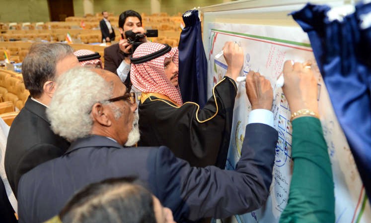 الرئيس الغانم يوقع على الطابع البريدي بمناسبة انعقاد المؤتمر البرلماني الاسلامي في ايران﻿